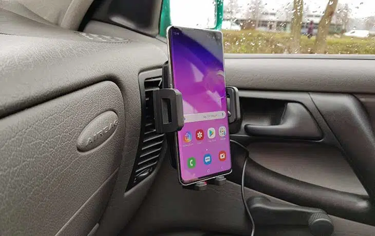 Auto Wireless Charger montiert