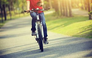 Handy am Steuer: Mensch auf Fahrrad mit Handy in der Hand