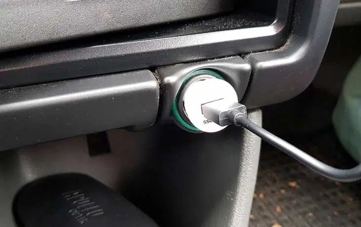 USB-Stecker im Zigarettenanzünder